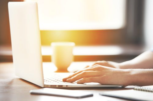 インターネットツールを使って個人ビジネスをしている姿イメージ